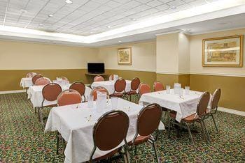 Ramada by Wyndham Niagara Falls Near the Falls Hotel in Niagara Falls