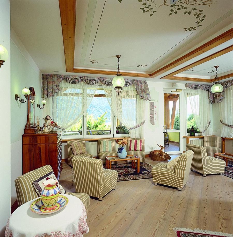 Shared lounge/TV area