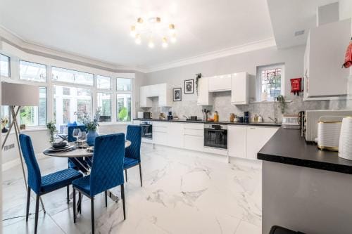 12 Elmwood Hotel in Harrow