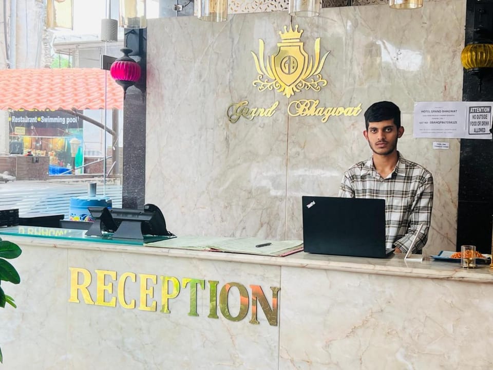 Hotel Grand Udaipur- Rooftop Cafe! swimming pool!  Hotel in Udaipur