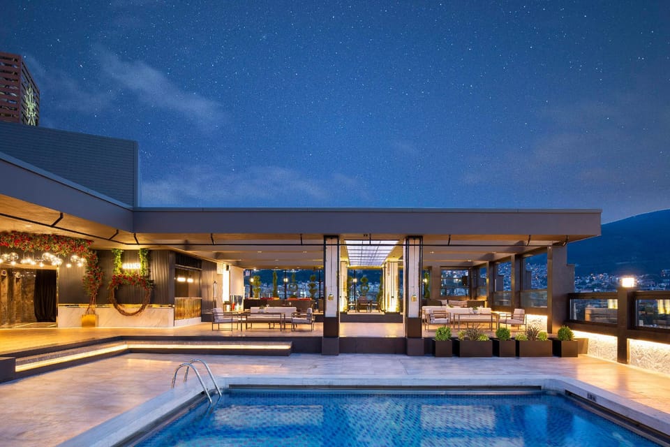Swimming pool [outdoor]