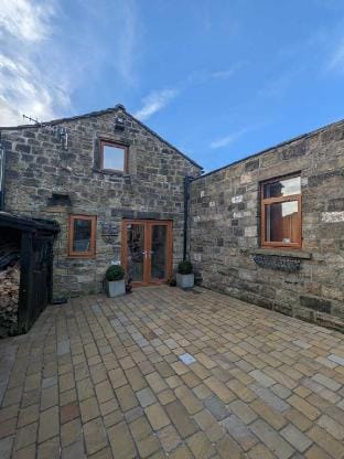 Cozy Cottage Close to Haworth Sleeps 2 With Garden Hotel in England