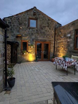 Cozy Cottage Close to Haworth Sleeps 2 With Garden Hotel in England