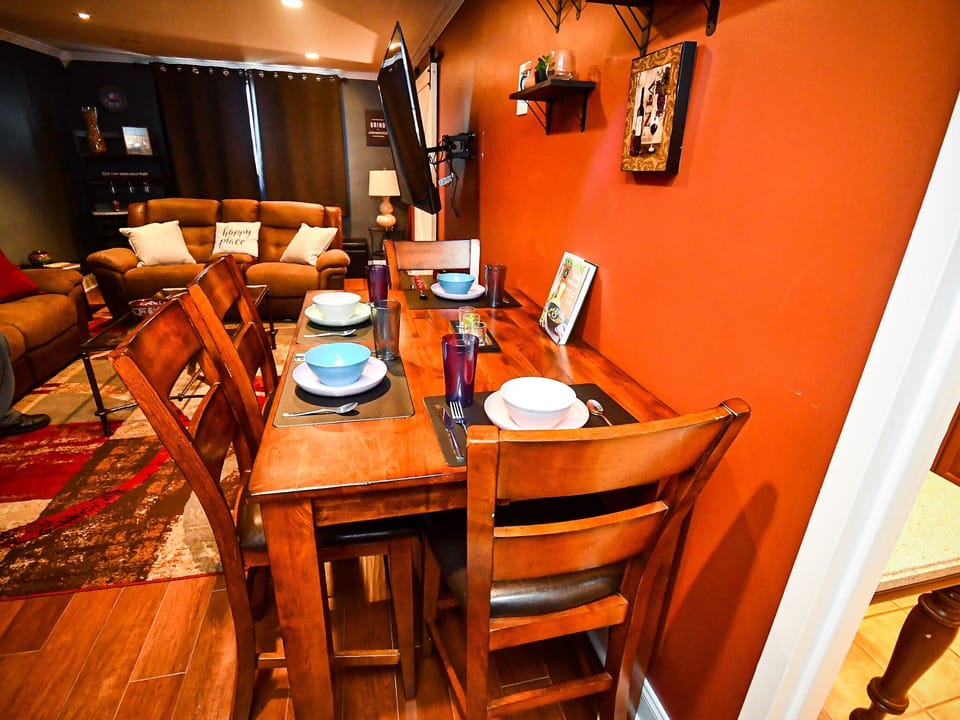 Lovely 2BR Condo WFH Heart of Downtown Pool Access Hotel in Atlanta