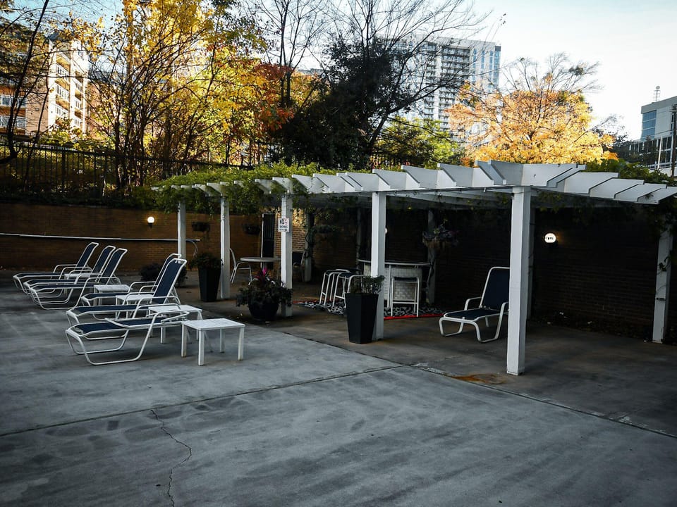Lovely 2BR Condo WFH Heart of Downtown Pool Access Hotel in Atlanta