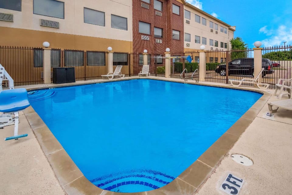 Quality Inn & Suites Waco North Hotel in Bellmead