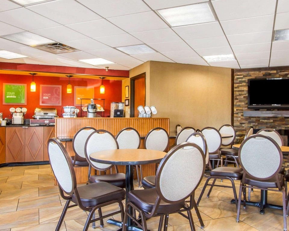 Rodeway Inn & Suites Clarksville near Governors Square Mall Hotel in Clarksville