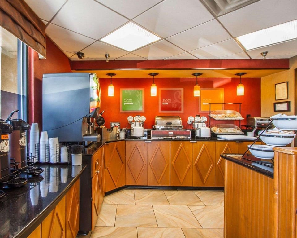 Rodeway Inn & Suites Clarksville near Governors Square Mall Hotel in Clarksville