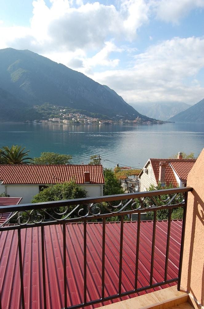 Apartments Dobrotski Dvori Hotel in Dobrota
