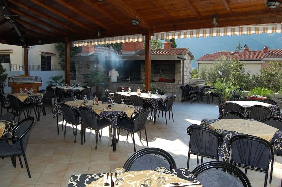 Apartments Dobrotski Dvori Hotel in Dobrota
