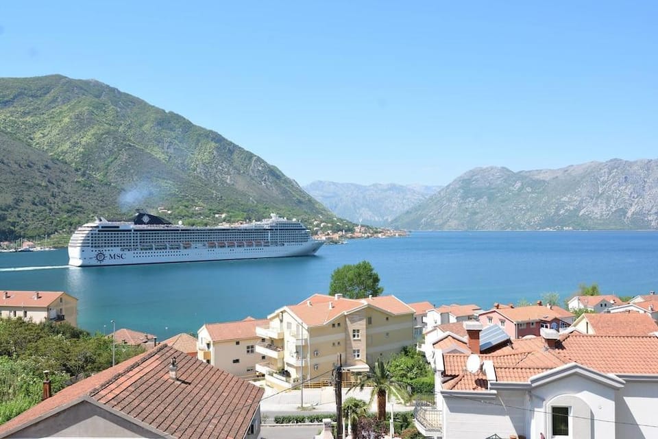 Apartments Dobrotski Dvori Hotel in Dobrota