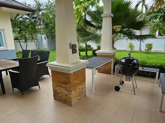 Big swimming pool garden villa Hotel in Pattaya City