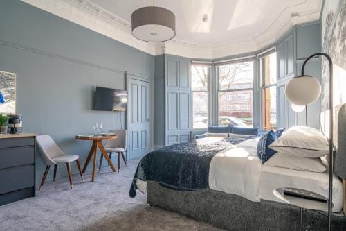 Bluebell Studio Glasgow Airport Hotel in Paisley