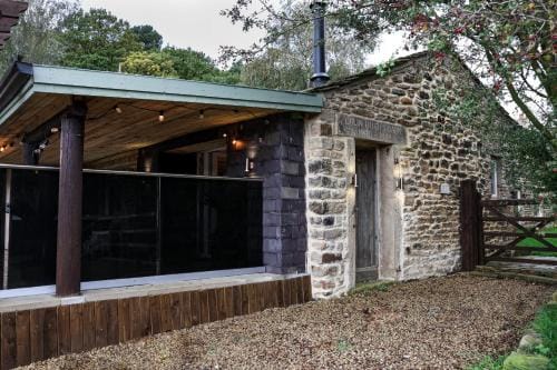 Tanyard Barn - Luxury Hot Tub & Secure Dog Field Included Lodge in Glossop
