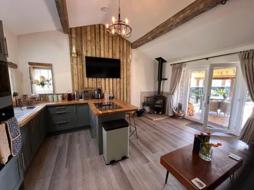 Tanyard Barn - Luxury Hot Tub & Secure Dog Field Included Lodge in Glossop
