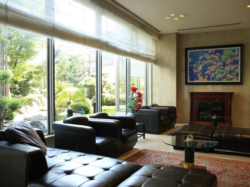 Shared lounge/TV area