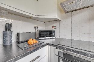 Immaculate Two Bedroom House with Parking Hotel in Bedford