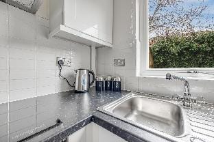 Immaculate Two Bedroom House with Parking Hotel in Bedford