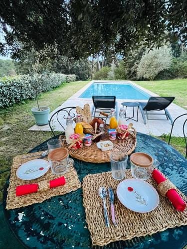 La grange des amoureux piscine jacuzzi et massages Hotel in Le Beausset