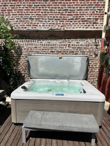 Studio independant et calme avec Jacuzzi a Lille Hotel in Lille