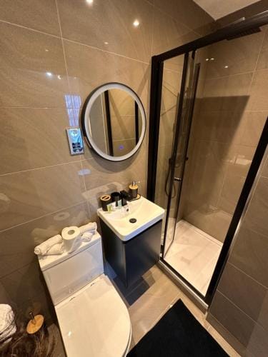 R3 - Newly renovated luxury Private En-Suite Room in Harborne Park Road - Birmingham Hotel in Birmingham