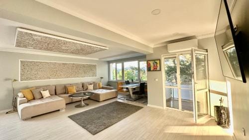Shared lounge/TV area