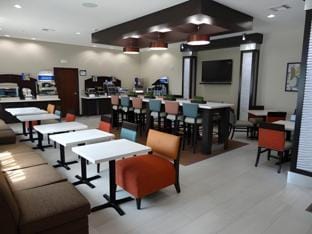 Holiday Inn Express Kenedy By IHG Hotel in Rio Grande