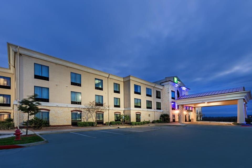 Holiday Inn Express Hotel & Suites Floresville By IHG Hotel in Rio Grande