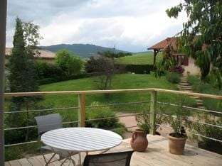 Domaine Gilles Coperet- Artisan-Vigneron- chambres d'hotes Les Glycines - Hotel in Auvergne-Rhône-Alpes