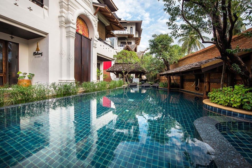 Swimming pool [outdoor]