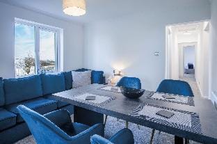 Vista Suite - 3 Bed Apartment - Ocean Breeze Hotel in Wales