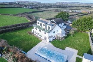 Vista Suite - 3 Bed Apartment - Ocean Breeze Hotel in Wales