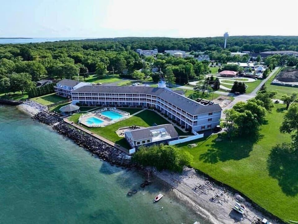 Bayshore Resort Downtown Put-in-Bay Island Hotel in South Bass Island