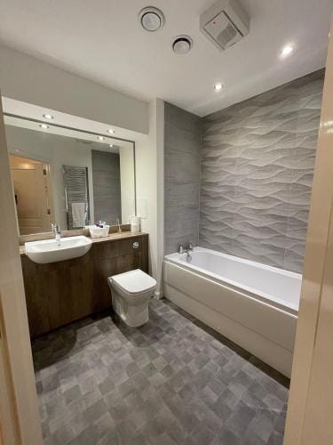 Luxury 2 Bedroom Flat in Quiet Village w/ Ensuite Hotel in Scotland