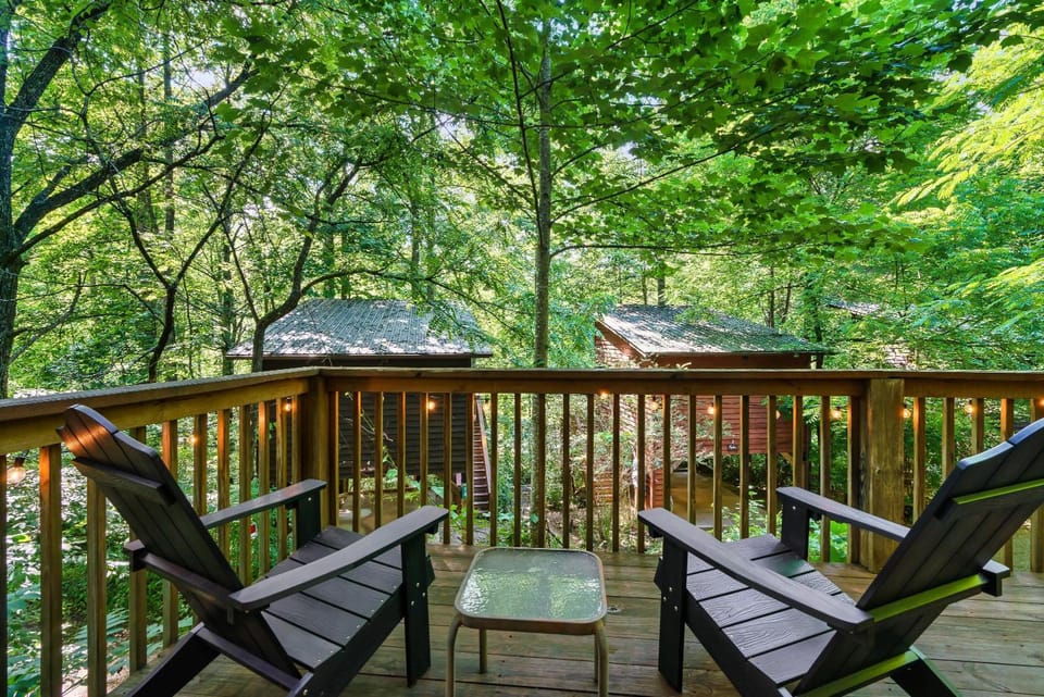 Rivers Edge Treehouses Hotel in Cheoah