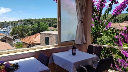 Rooms Roza Hotel in Vrboska