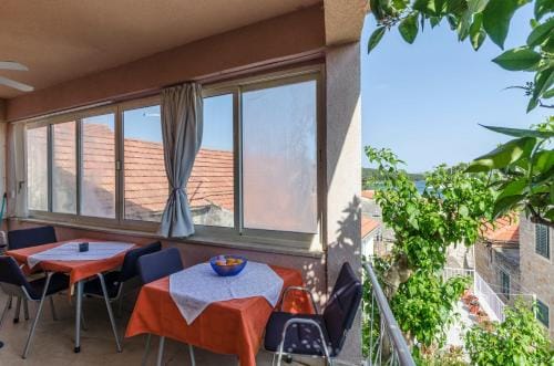 Rooms Roza Hotel in Vrboska