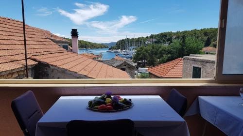 Rooms Roza Hotel in Vrboska