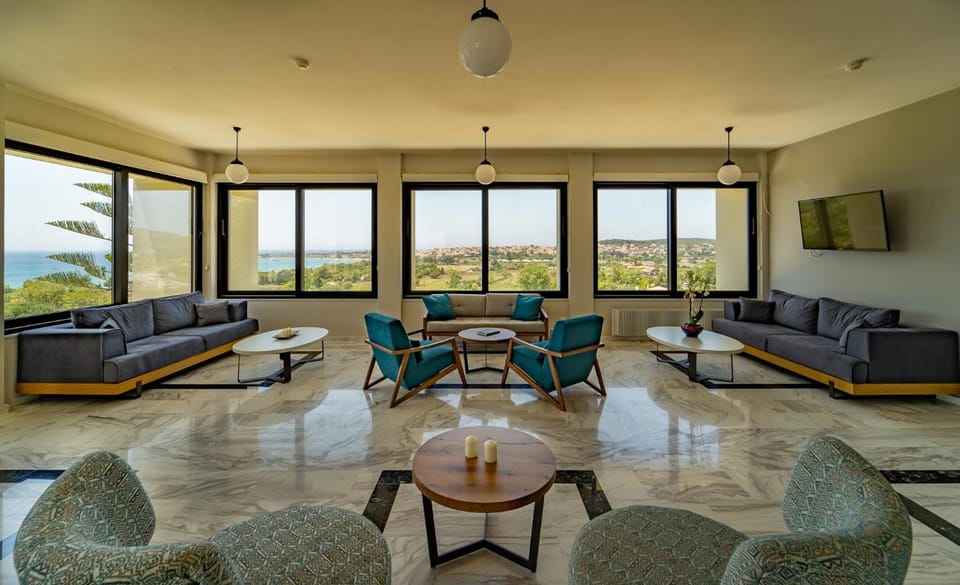 Shared lounge/TV area