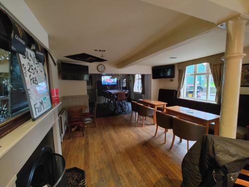 The Golden Cup - Yoxall Hotel in East Staffordshire District
