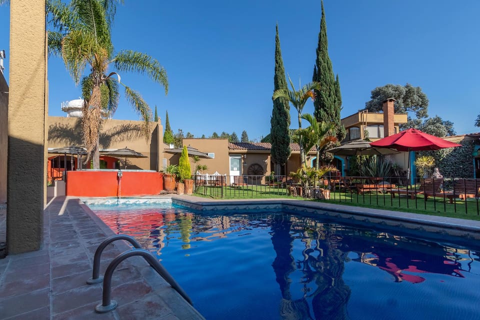 Swimming pool [outdoor]
