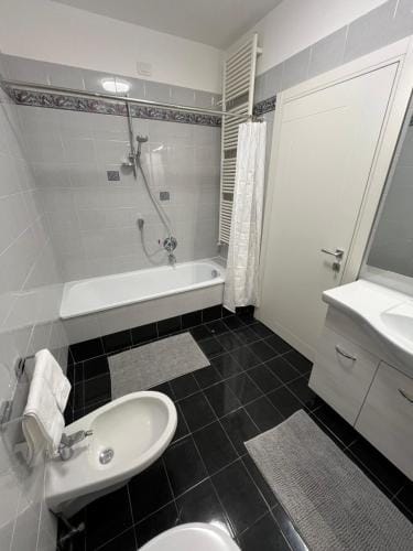 B&B Alessandro Private Room & Bathroom in shared apartment Hotel in Arco