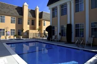 Swimming pool [outdoor]