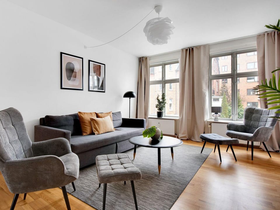 Sanders Constantin - Chic 2-bdr Apt With Balcony Hotel in Frederiksberg
