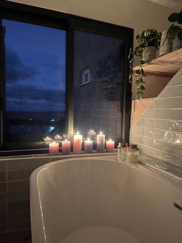 Sweet Leon - grande chambre baignoire vue mer Hotel in Plougonvelin