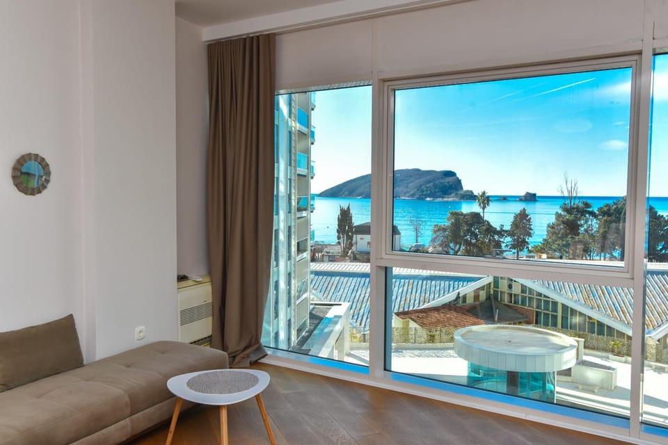 Apartments Menuet Hotel in Budva