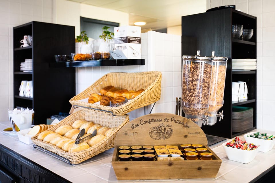 Face West Le Pontet Hotel in Le Pontet