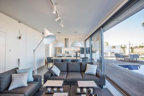 White Pearl Villas Hotel in Paralimni