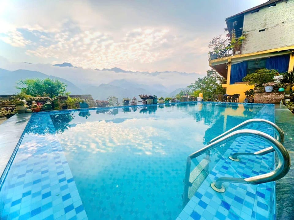 Swimming pool [outdoor]
