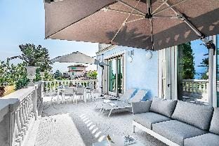 Luxury Lake Front Catullo A2 by Wonderful Italy Hotel in Sirmione